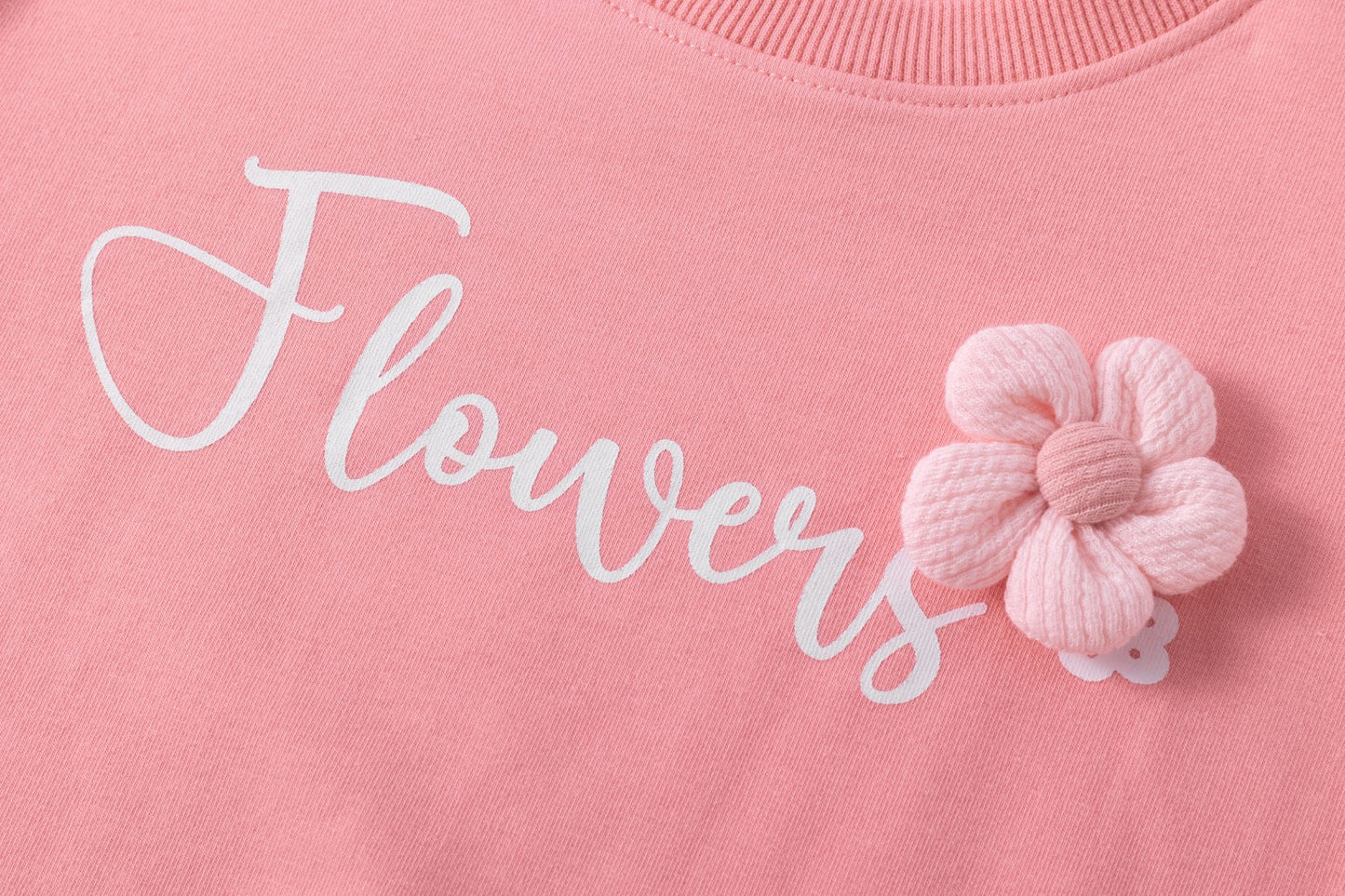 Conjunto de sudadera y pantalón deportivo de niña, felpa perchada. Sudadera hombros caídos, cuello, bajo y puños en rib. Pantalón con cinturilla y puños en rib. Gráfico de texto y flores estampado de glitter.