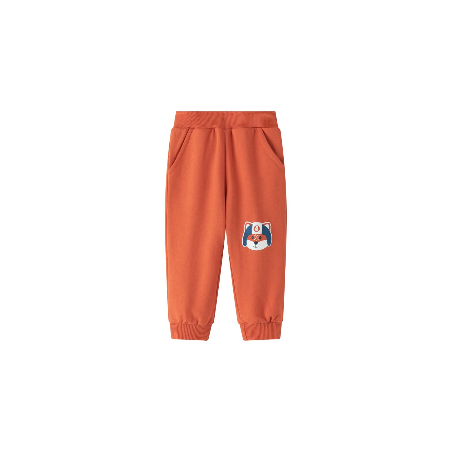 Pantalón deportivo bebe niño, de felpa perchada, con bolsillos laterales y canesú trasero. Gráfico de texto en el canesú estampado al agua y detalles en relieve. Gráfico de cara zorrito en la rodilla estampado al agua y detalles en relieve.