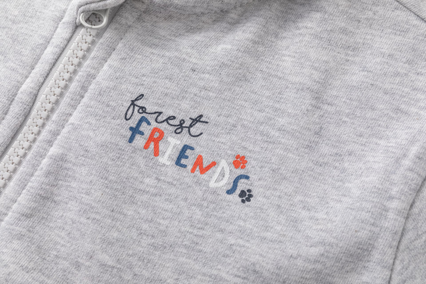 Sudadera de bebe niño abierta con cremallera y capucha. Felpa perchada. Bolsillo canguro frontal con color a contraste, orejas en 3D y con gráfico de de cara de oso. Gráfico de texto en el pecho estampado de relieve.