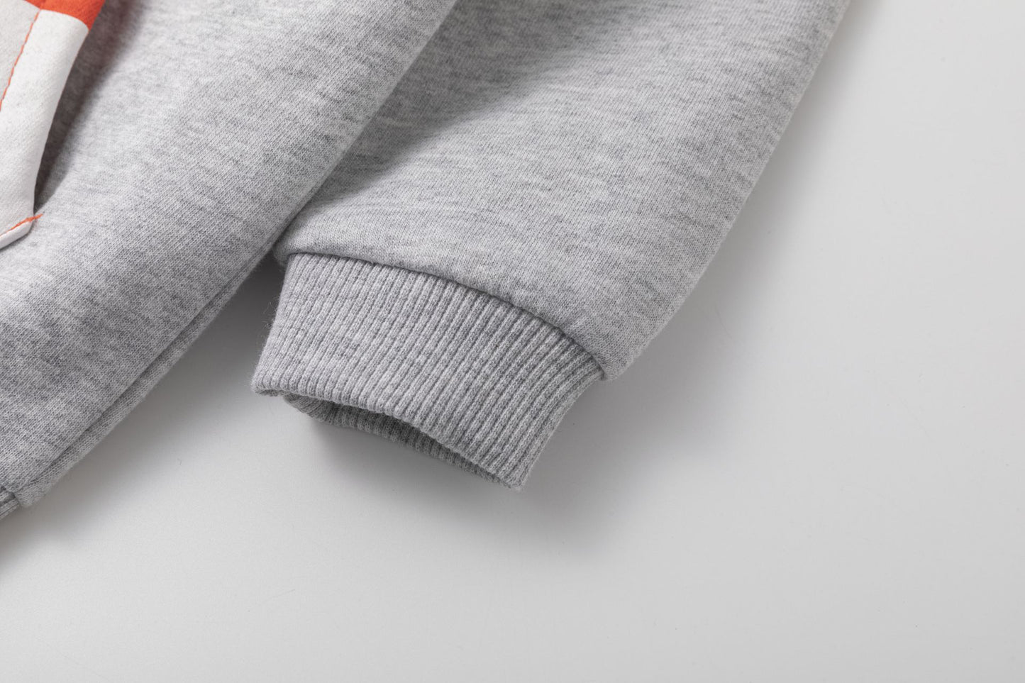 Sudadera de bebe niño abierta con cremallera y capucha. Felpa perchada. Bolsillo canguro frontal con color a contraste, orejas en 3D y con gráfico de de cara de oso. Gráfico de texto en el pecho estampado de relieve.