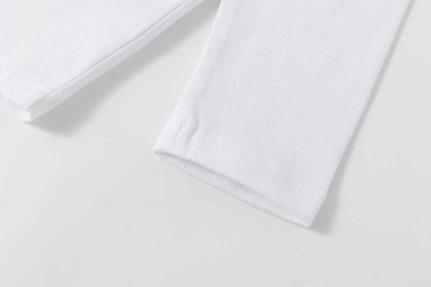 Camiseta manga larga de bebe niño. Gráfico de oso de parche de rizo con bordado y detalles estampados al agua. Abertura de corchetes en hombro.