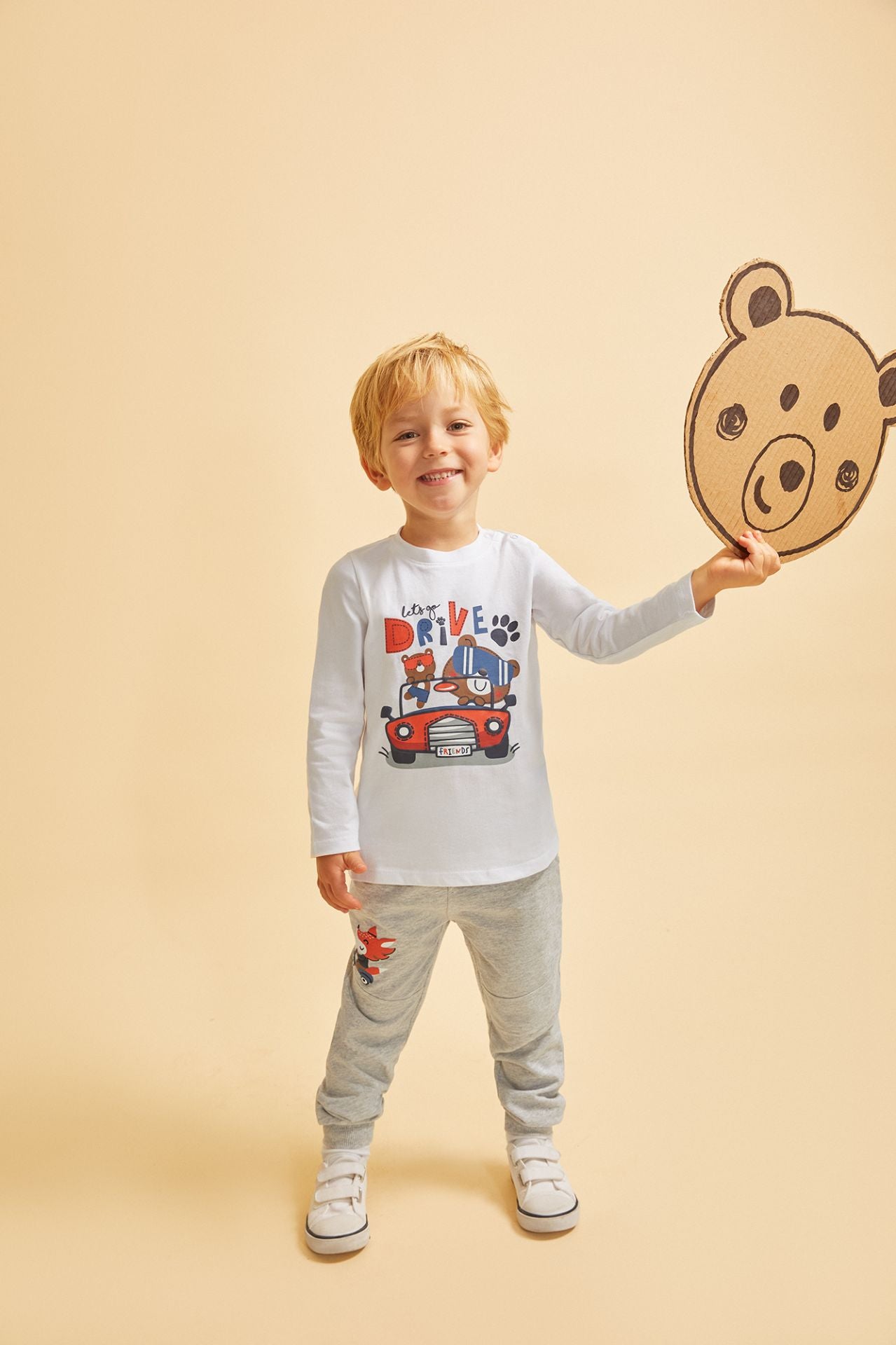 Sudadera de bebe niño abierta con cremallera y capucha. Felpa perchada. Bolsillo canguro frontal con color a contraste, orejas en 3D y con gráfico de de cara de oso. Gráfico de texto en el pecho estampado de relieve.