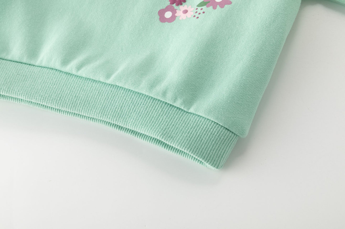 Sudadera bebé niña verde con letras borreguito y flores en relieve 🌸💚 - BGI65509