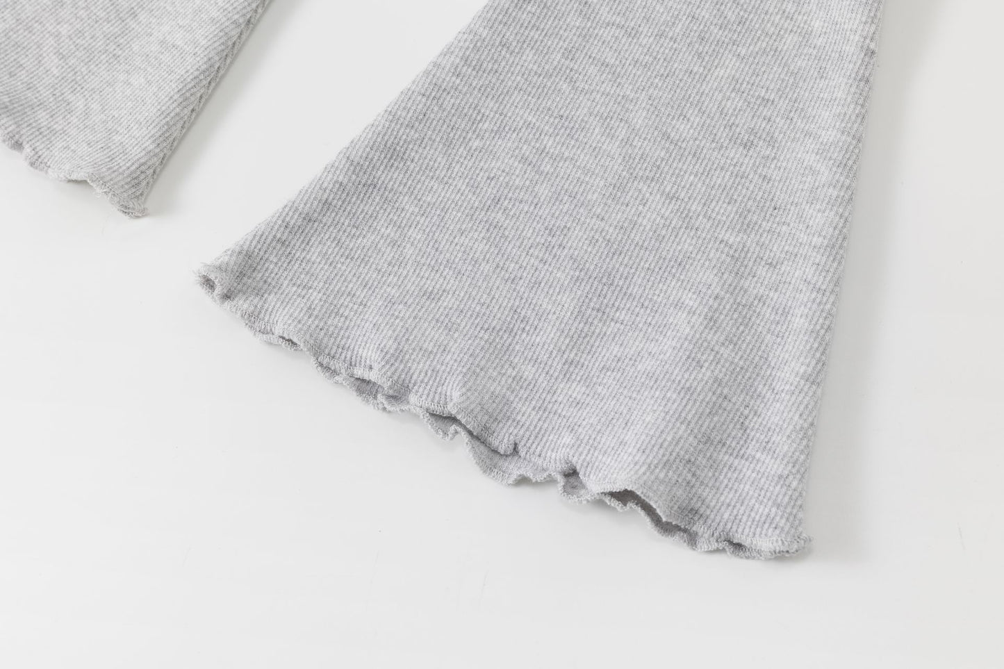 Pantalón Flare Niña de Punto Canalé – Cintura de Goma (2-6 años) 🌫️