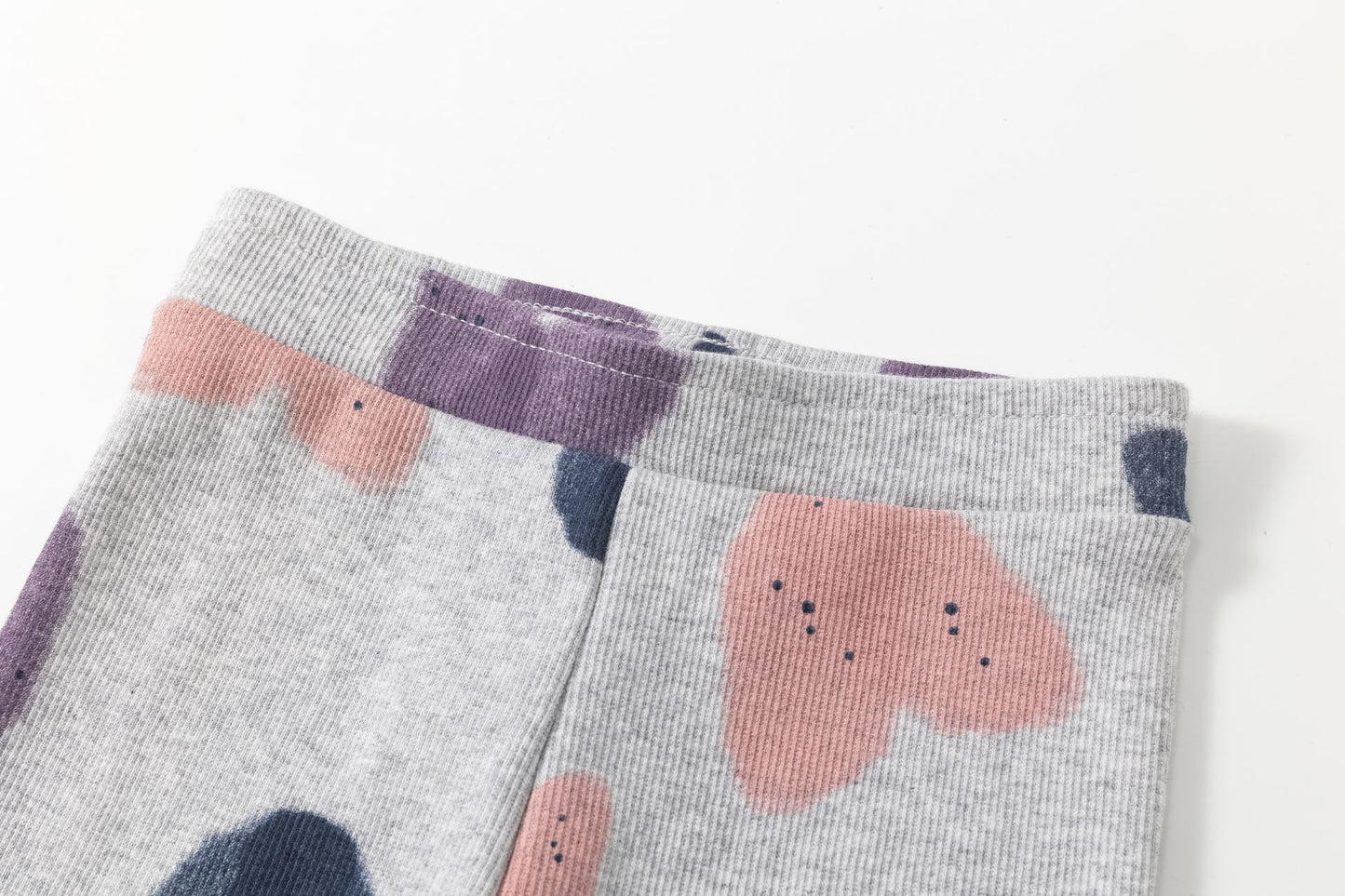 Leggins niña canalé gris con estampa de corazones | 2-6 años