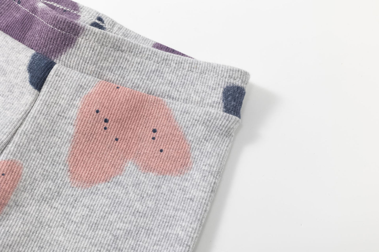 Leggins niña canalé gris con estampa de corazones | 2-6 años