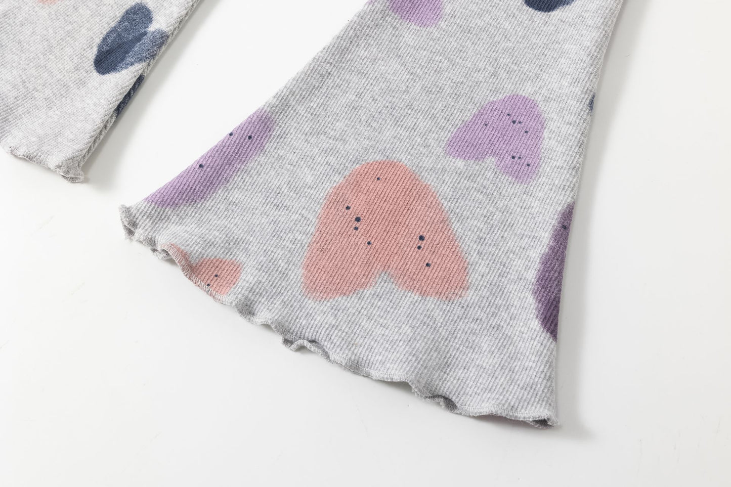 Leggins niña canalé gris con estampa de corazones | 2-6 años