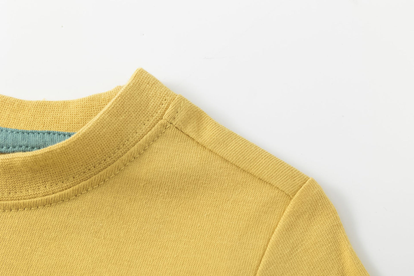Camiseta niño manga larga mostaza con gráfico de ositos | 2-6 años