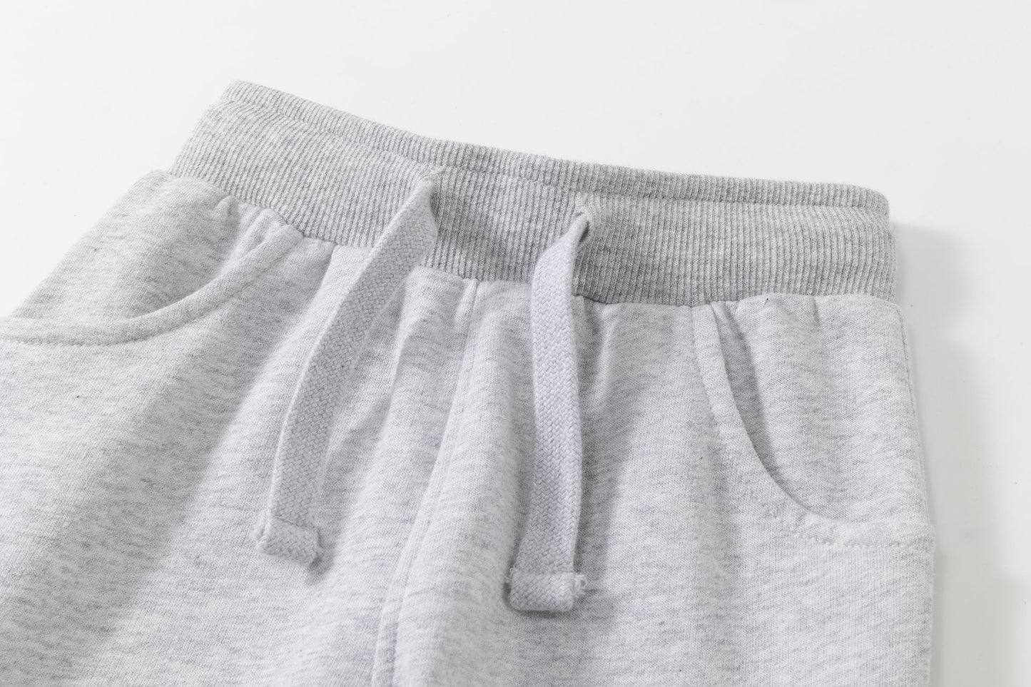 Pantalón deportivo niño felpa gris claro con cordón y bolsillos | 2-6 años