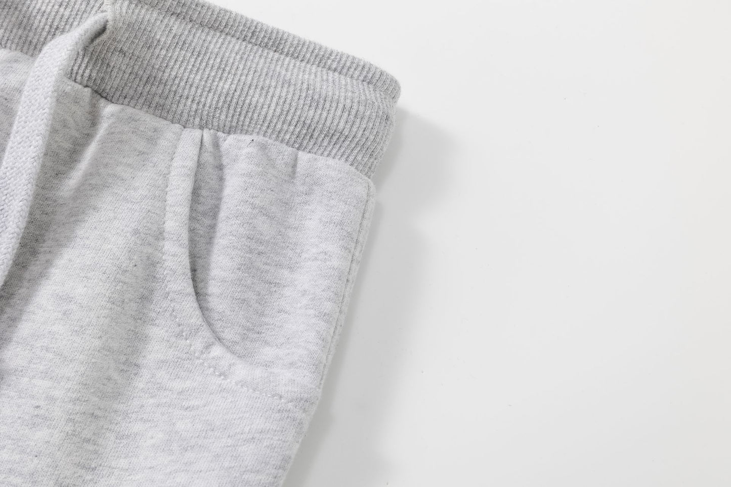 Pantalón deportivo niño felpa gris claro con cordón y bolsillos | 2-6 años