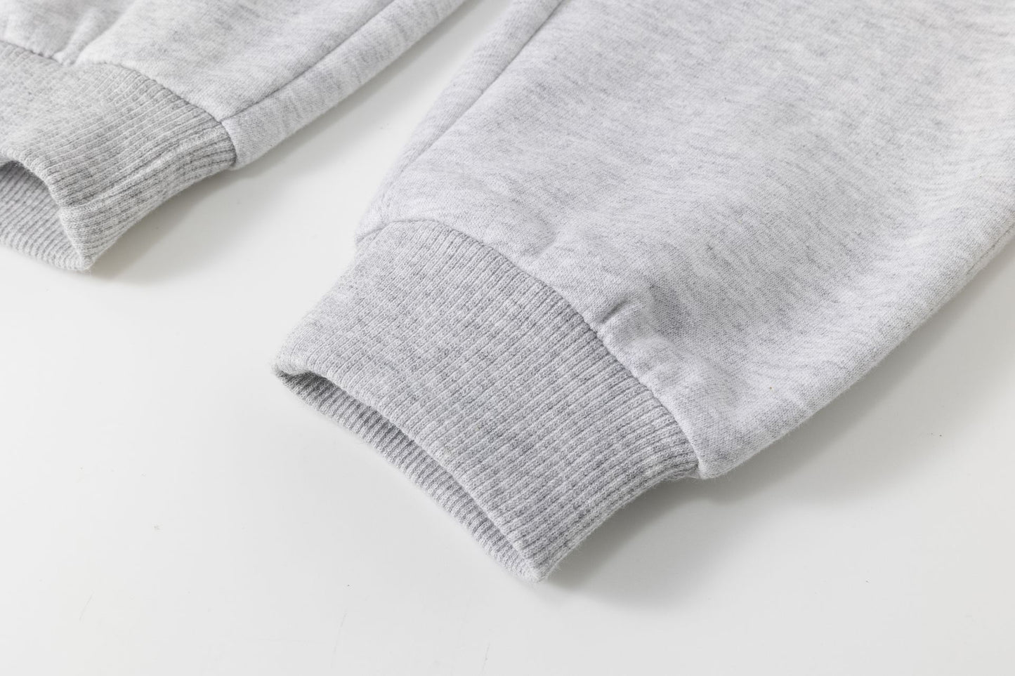 Pantalón deportivo niño felpa gris claro con cordón y bolsillos | 2-6 años