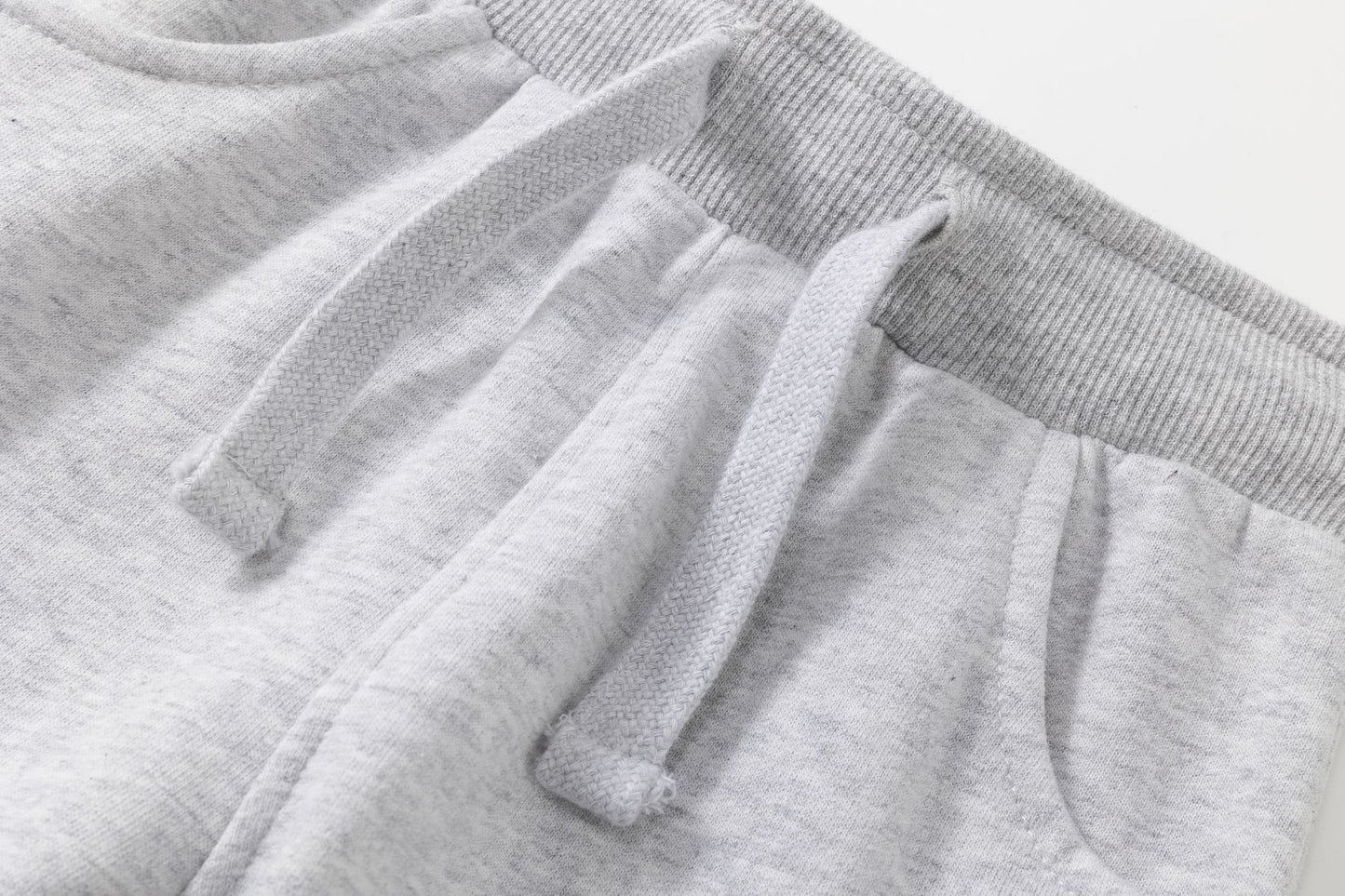 Pantalón deportivo niño felpa gris claro con cordón y bolsillos | 2-6 años