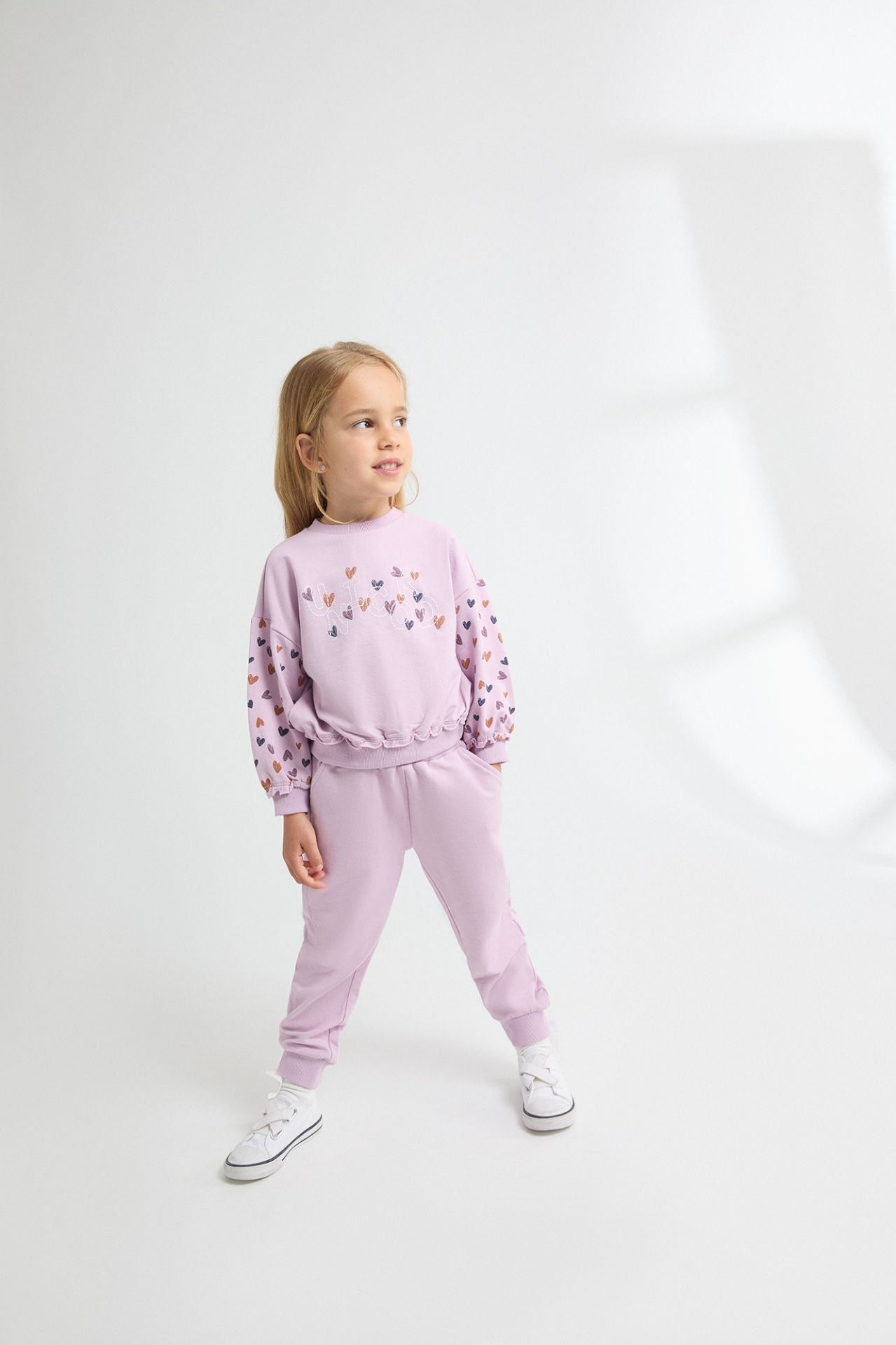 Conjunto niña sudadera y pantalón morado con apliqué de corazones | 2-6 años