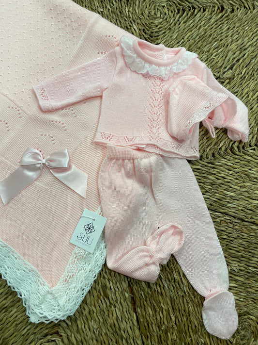 Toquilla de hilo rosa bebé con puntilla