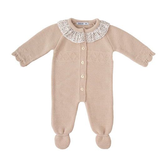 Pelele punto bebé niña Babidú Escarcha – Color arena con cuello volante estampado flores | Tallas 0-12 meses