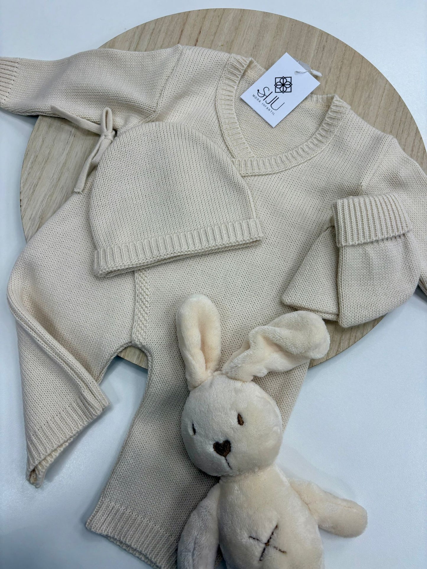 Conjunto Primera Puesta Bebé Arena | Peto Cruzado con Lazo, Gorro y Manoplas 0-6 meses