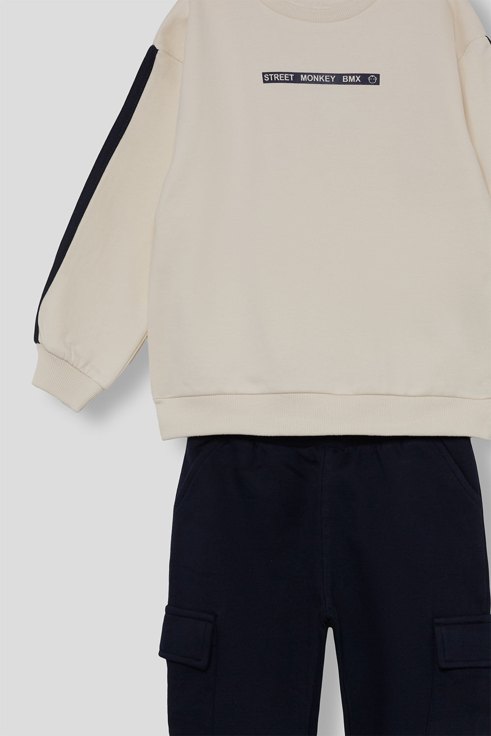 Conjunto Niño Sudadera Crudo y Pantalón Cargo Azul Marino Street Monkey | Siju