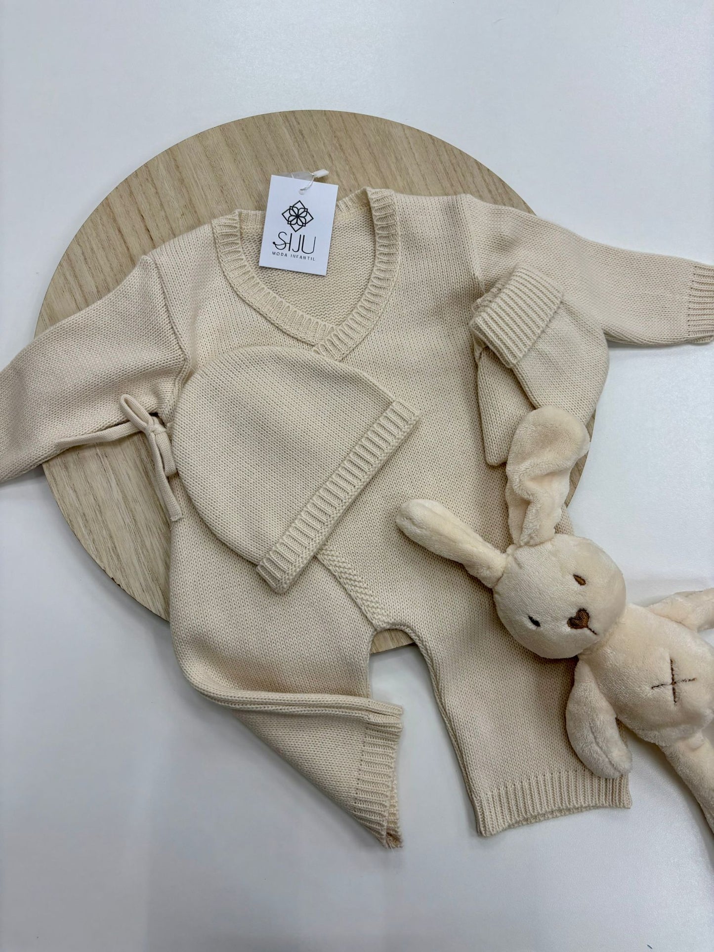 Conjunto Primera Puesta Bebé Arena | Peto Cruzado con Lazo, Gorro y Manoplas 0-6 meses