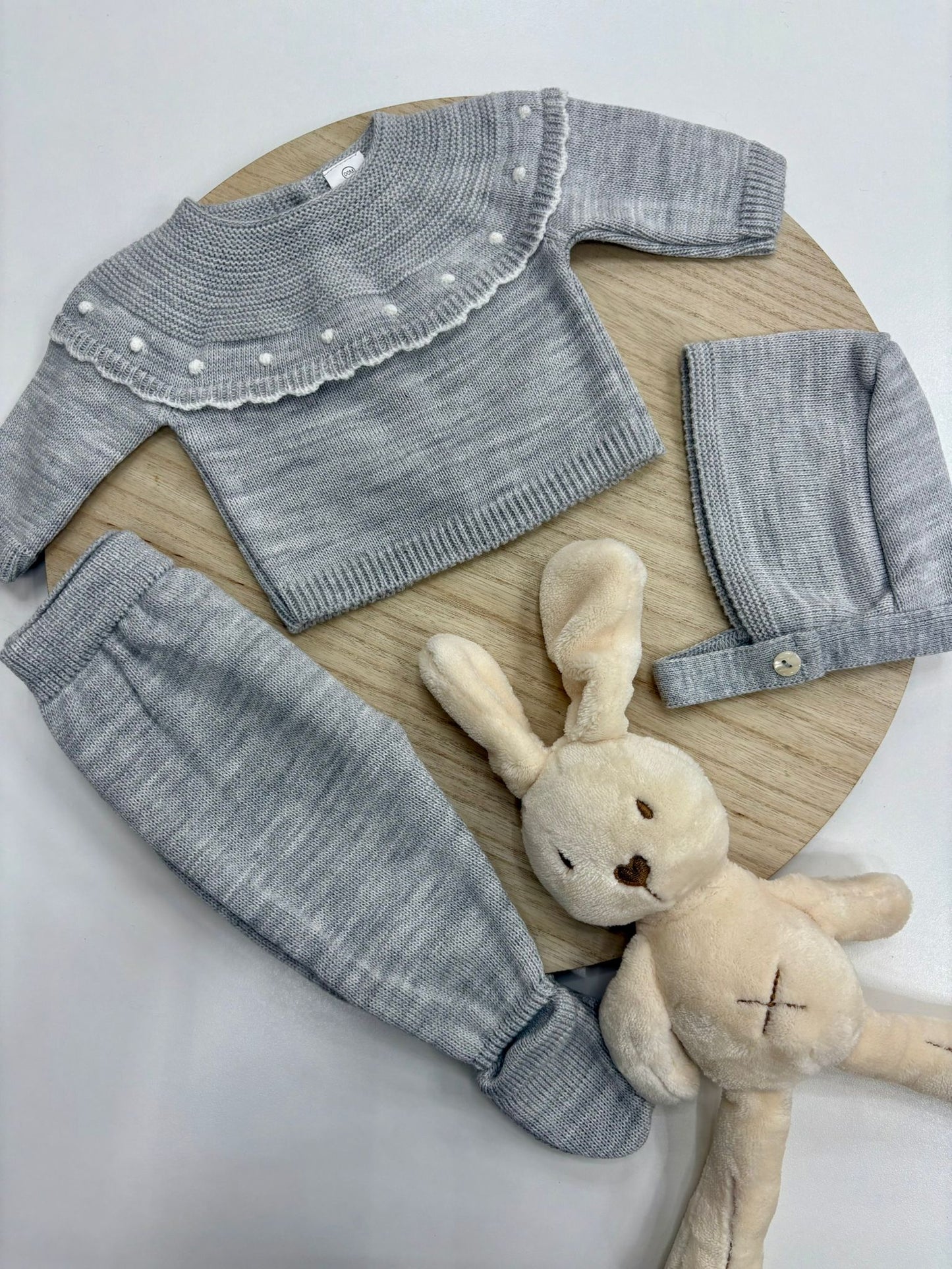 Conjunto primera puesta bebé 3 piezas gris con cuello volante y topitos marfil – 00 prematuro a 6 meses