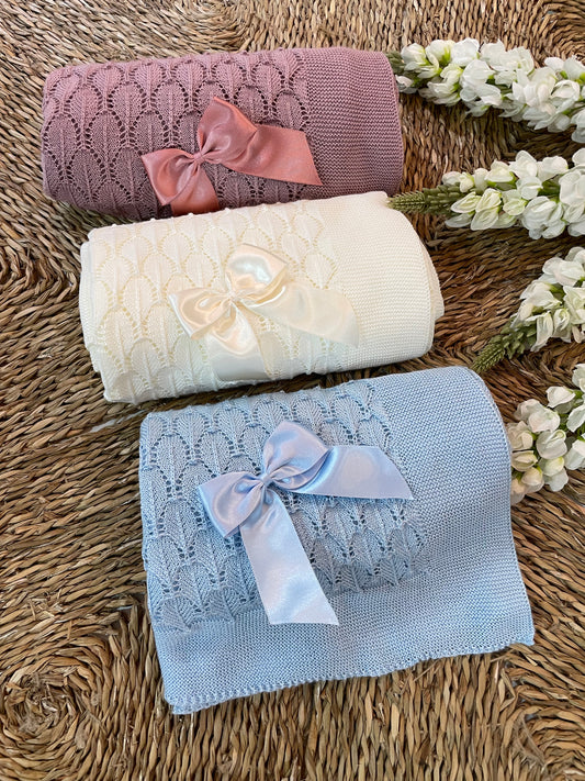 Toquilla de hilo bebé calada básica con lazo