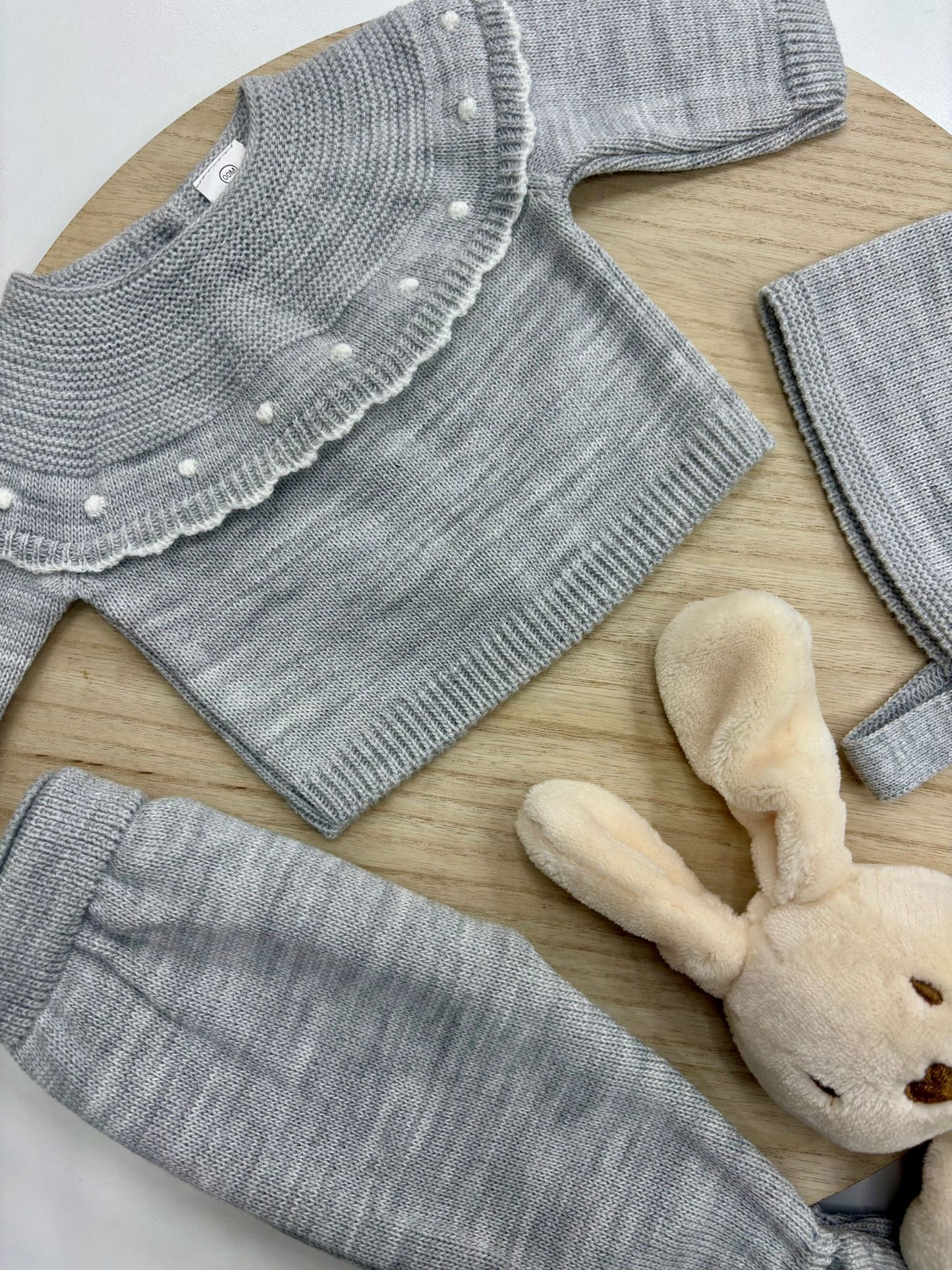 Conjunto primera puesta bebé 3 piezas gris con cuello volante y topitos marfil – 00 prematuro a 6 meses