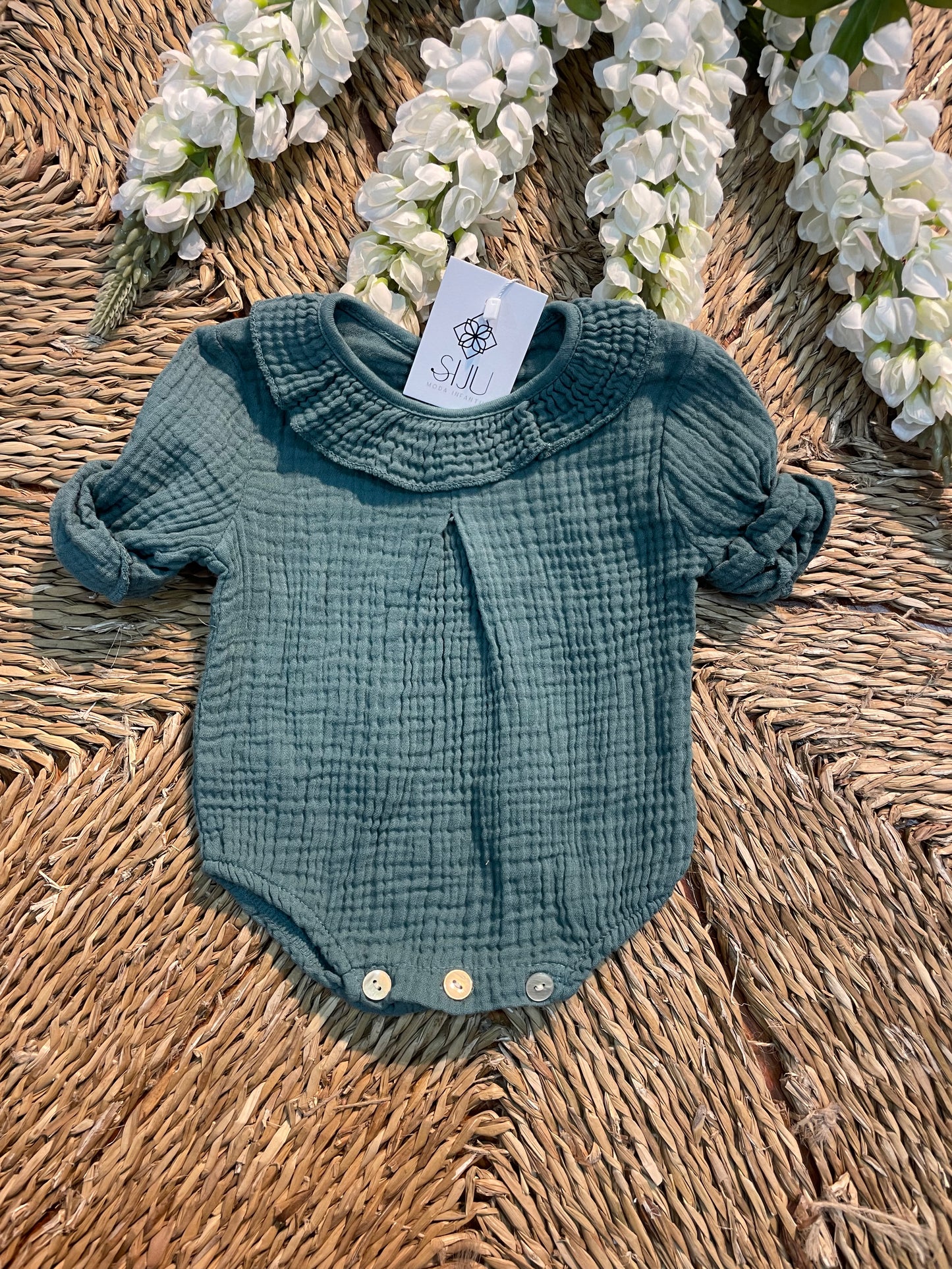 Body bambula color verde con volante en el cuello de manga larga