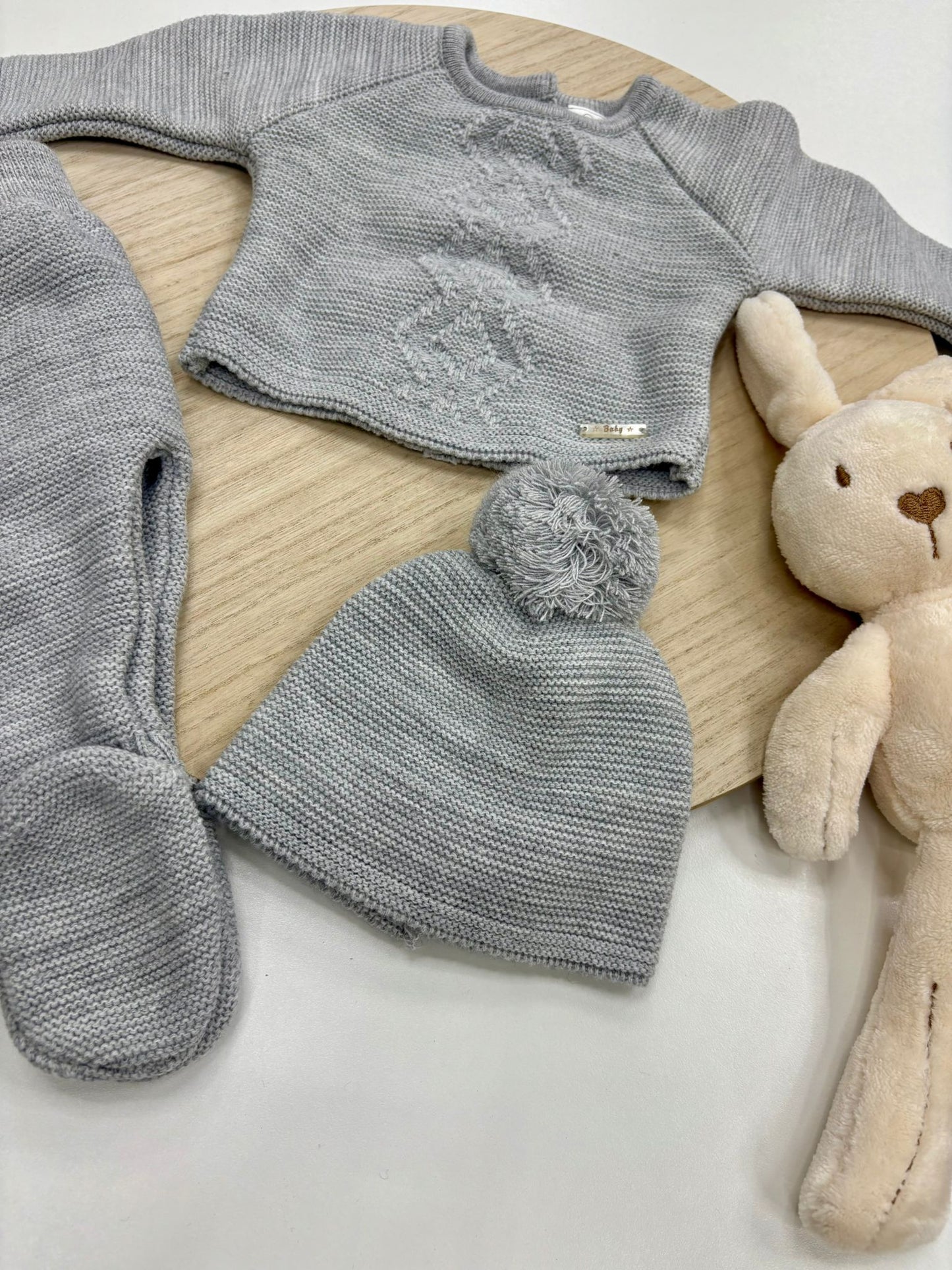 Conjunto primera puesta bebé 3 piezas gris – jersey con dibujo de rombos y gorro con pompón – 00 prematuro a 6 meses