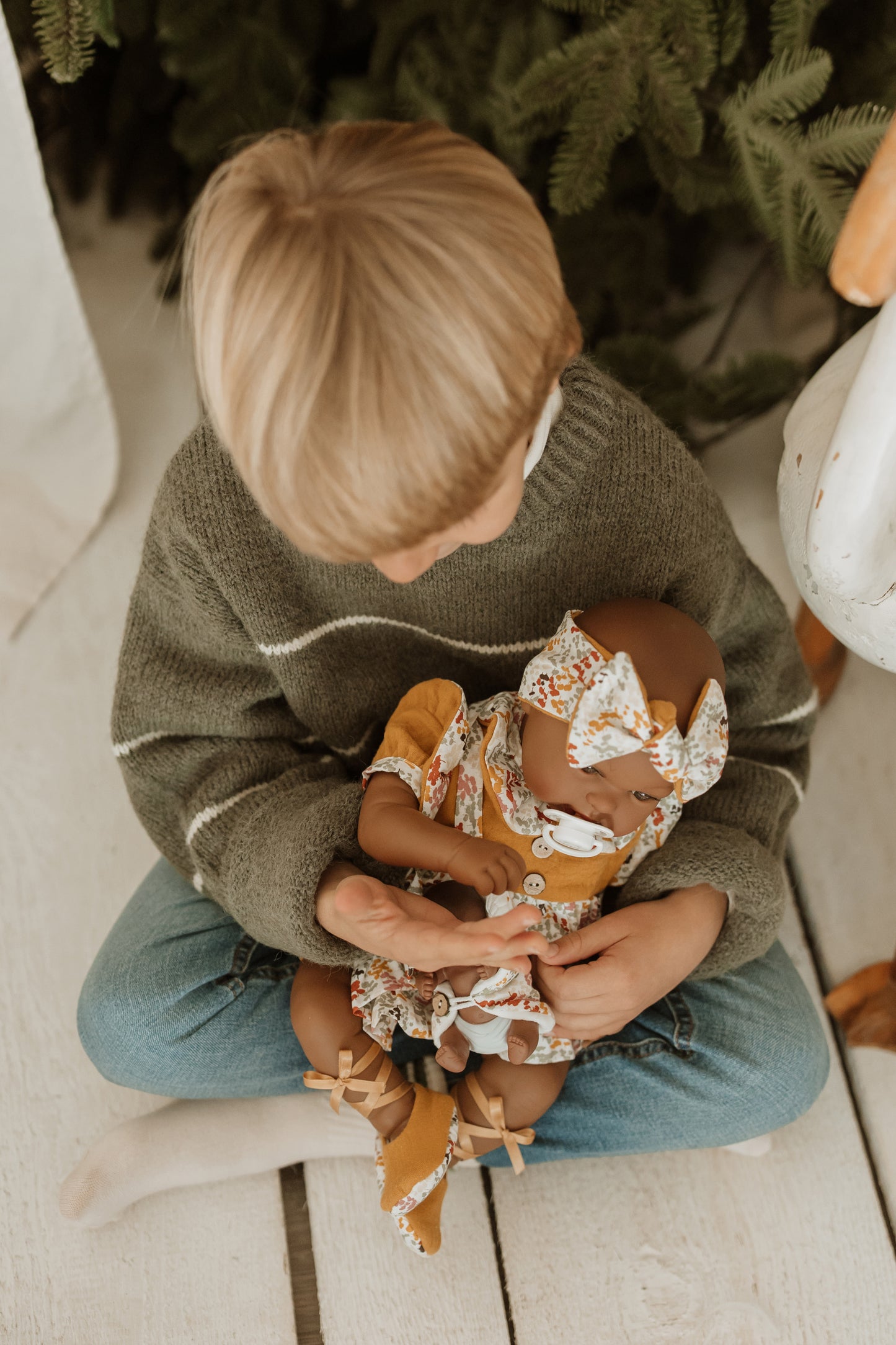 Muñeca Elegance Mies Mulato y Aran Mostaza Arias – 45 cm de ternura y estilo africano