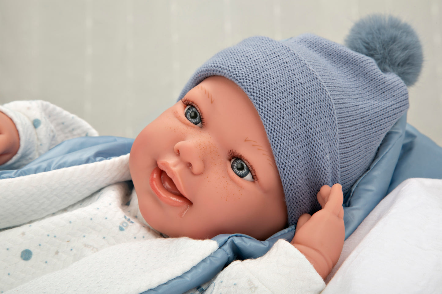 Muñeca con peso Elegance Adi 45 cm con mochila y chupete – Cuerpo blandito y vinyl