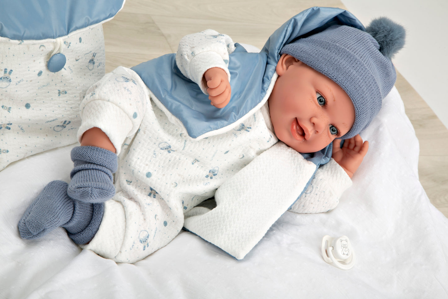 Muñeca con peso Elegance Adi 45 cm con mochila y chupete – Cuerpo blandito y vinyl