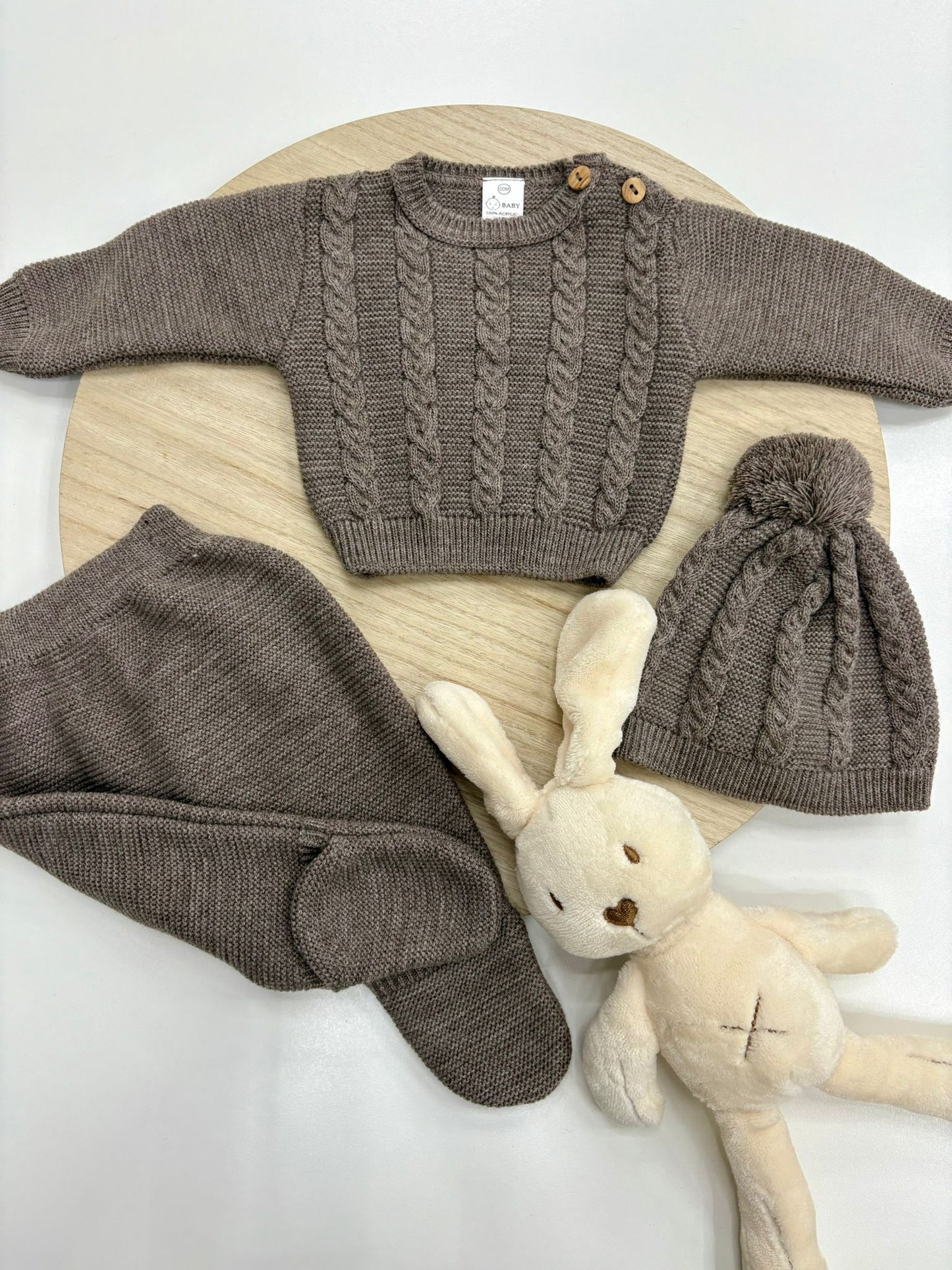 Conjunto primera puesta bebé jersey, gorro y polaina topo