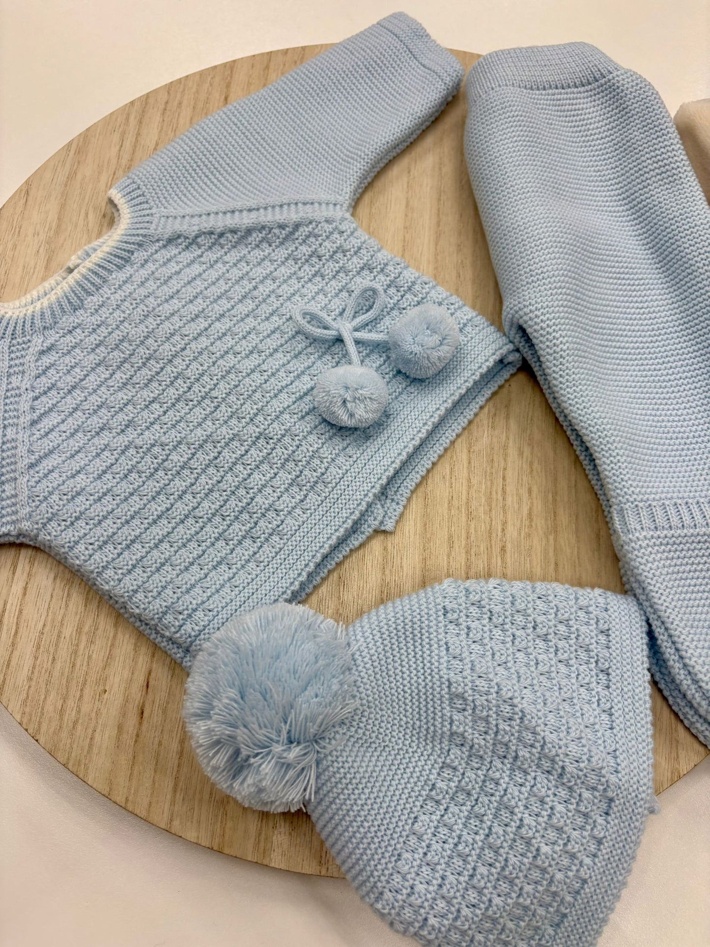 Conjunto primera puesta bebé 2 piezas celeste modelo pompón con gorro – 00 prematuro a 6 meses