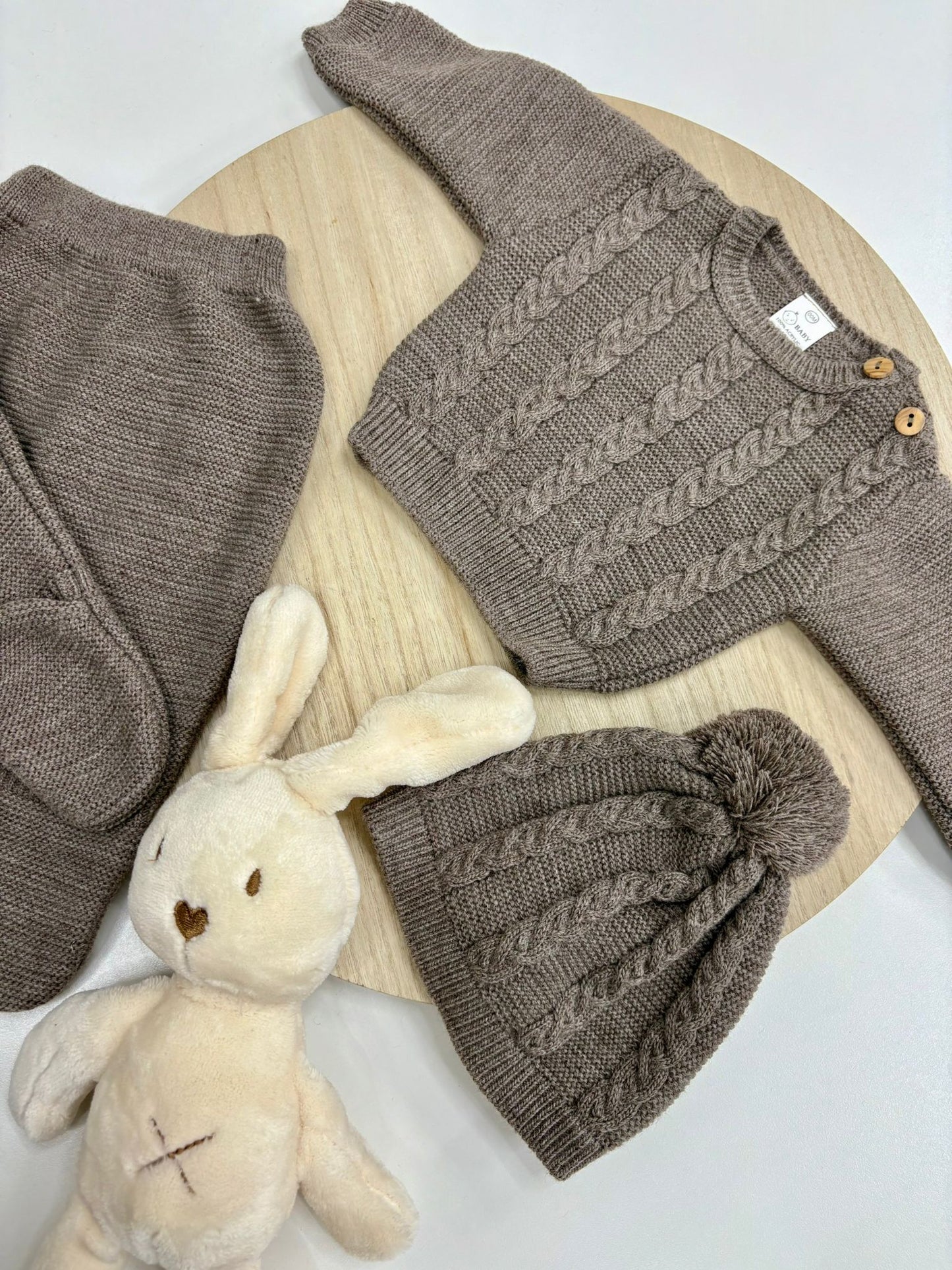 Conjunto primera puesta bebé jersey, gorro y polaina topo