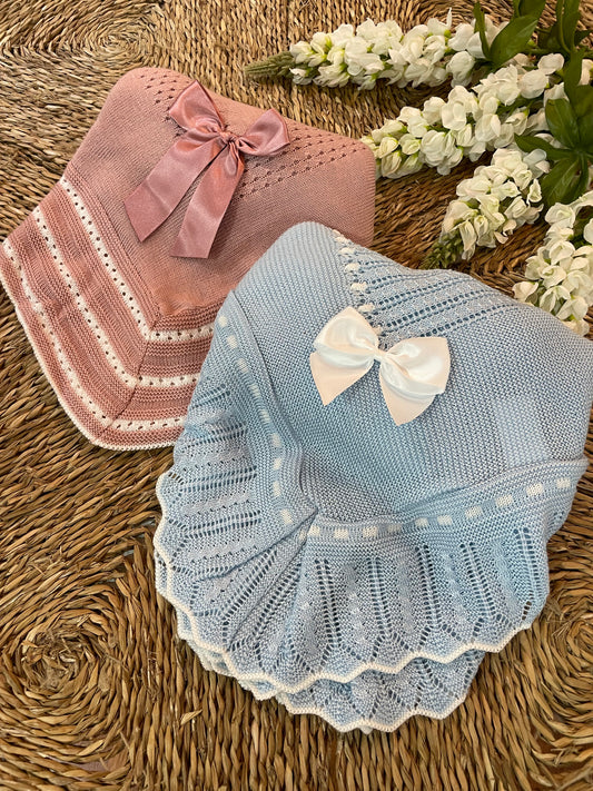 Toquilla de hilo bebé en pico con color banco y lazo