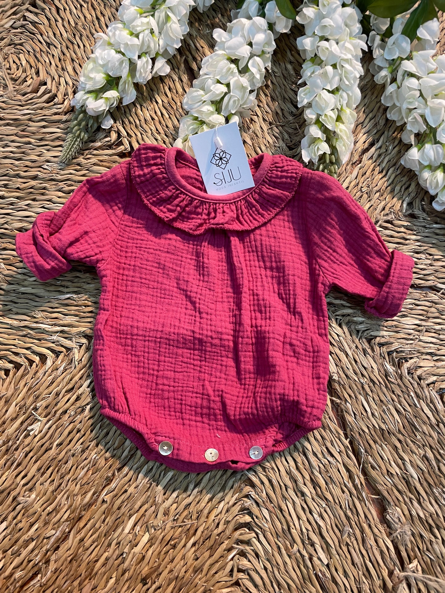 Body bambula color vino con volante en el cuello de manga larga