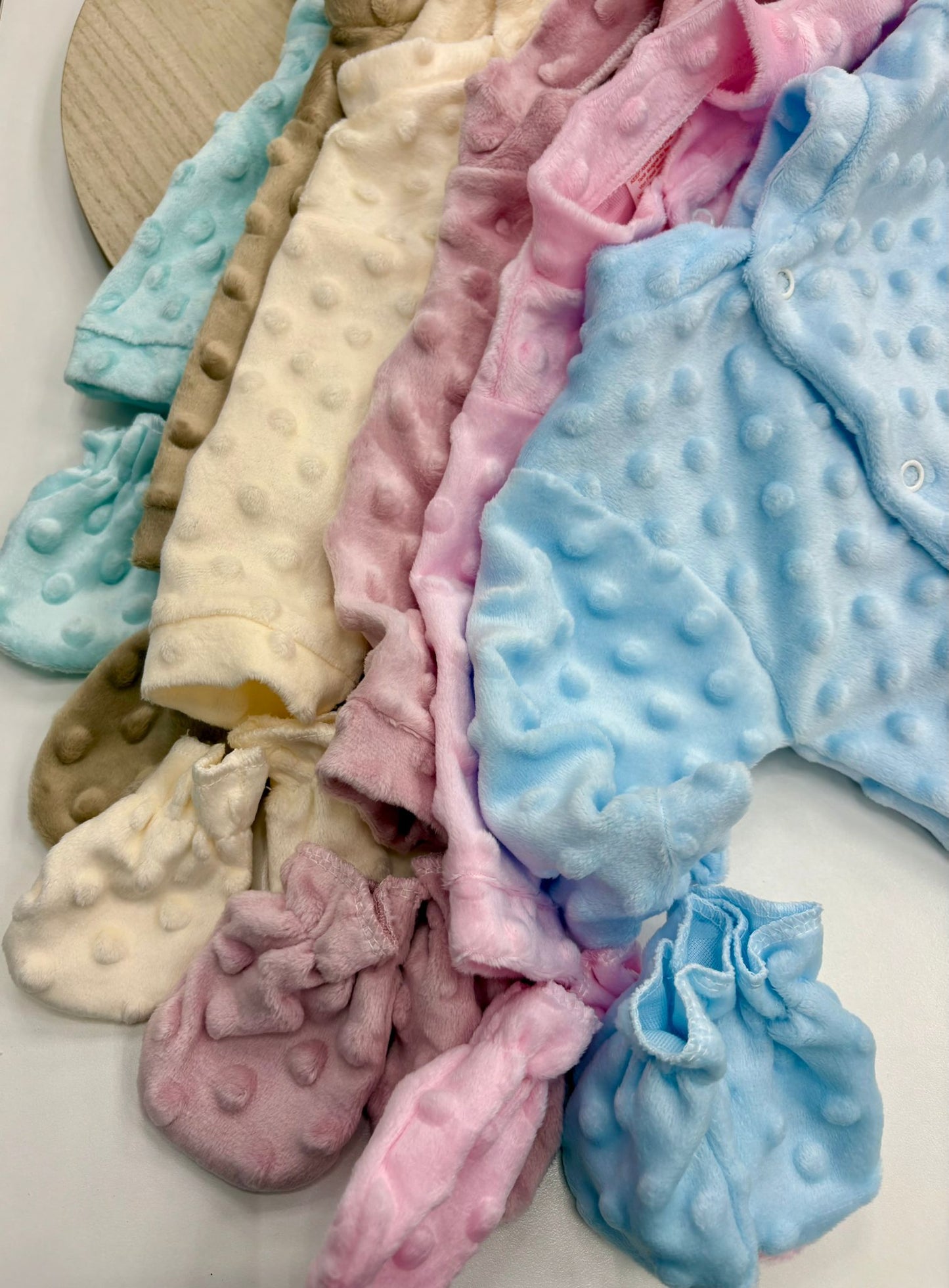 Pijama bebé minky con manoplas y gorro | Talla única 0-3 meses | Varios colores