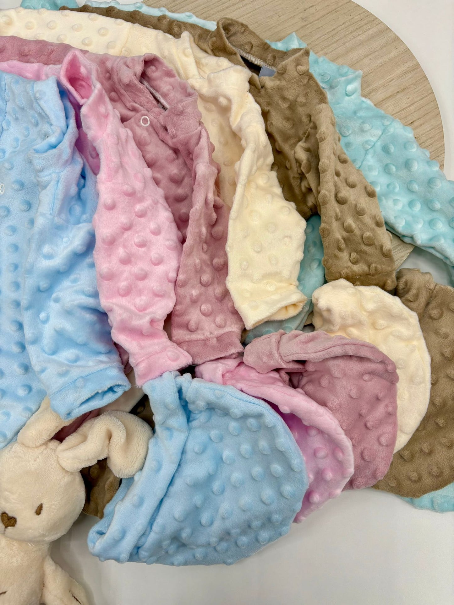 Pijama bebé minky con manoplas y gorro | Talla única 0-3 meses | Varios colores