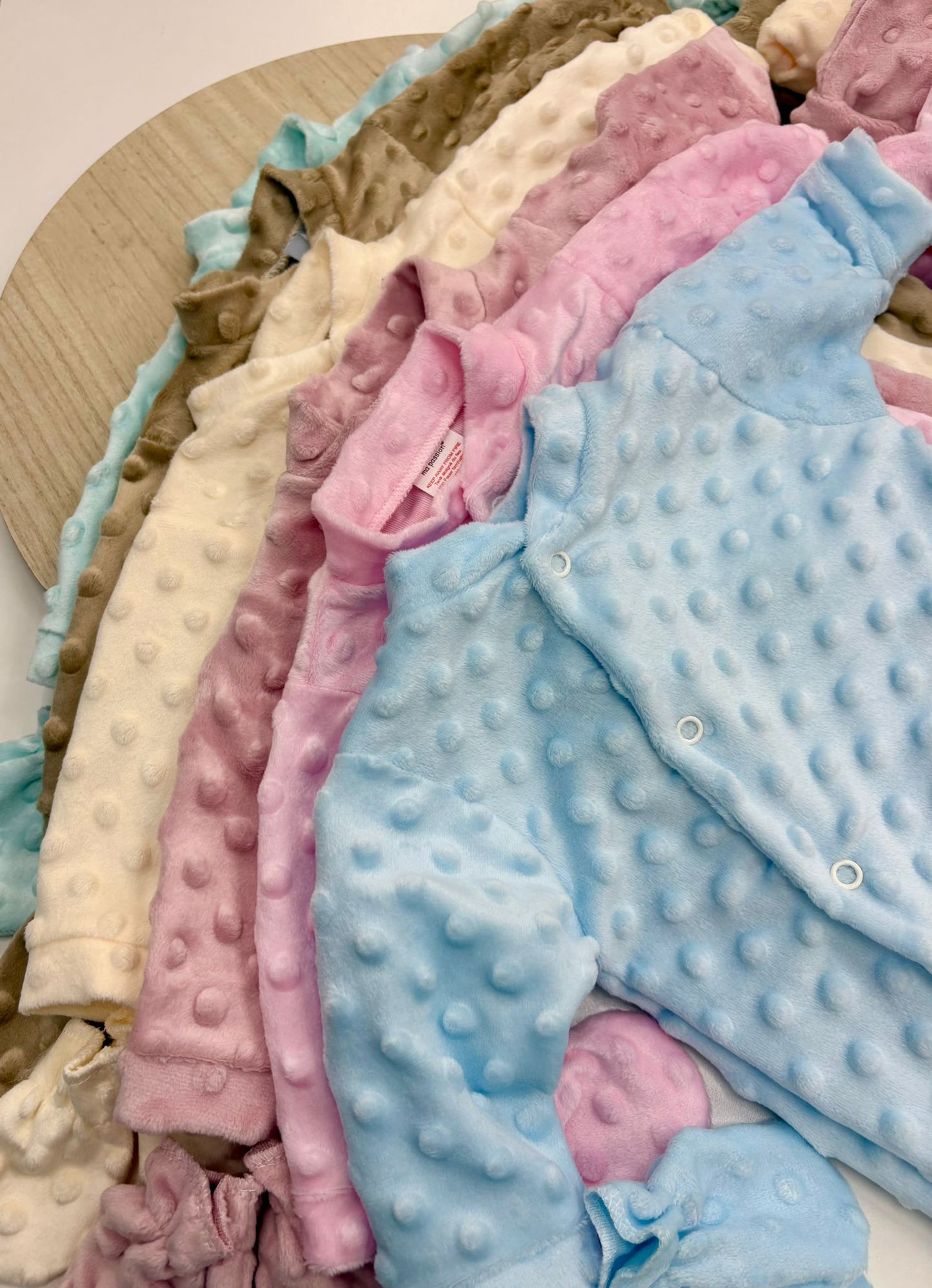 Pijama bebé minky con manoplas y gorro | Talla única 0-3 meses | Varios colores