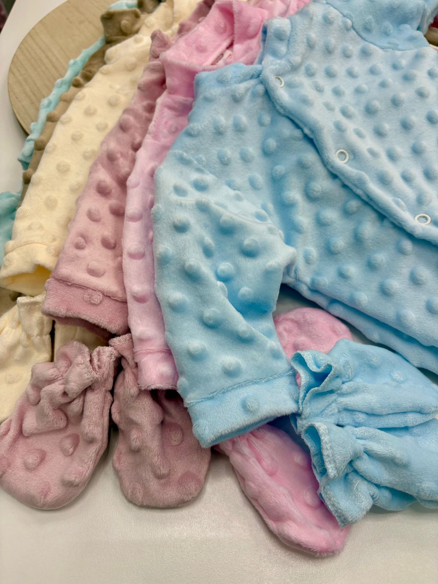 Pijama bebé minky con manoplas y gorro | Talla única 0-3 meses | Varios colores
