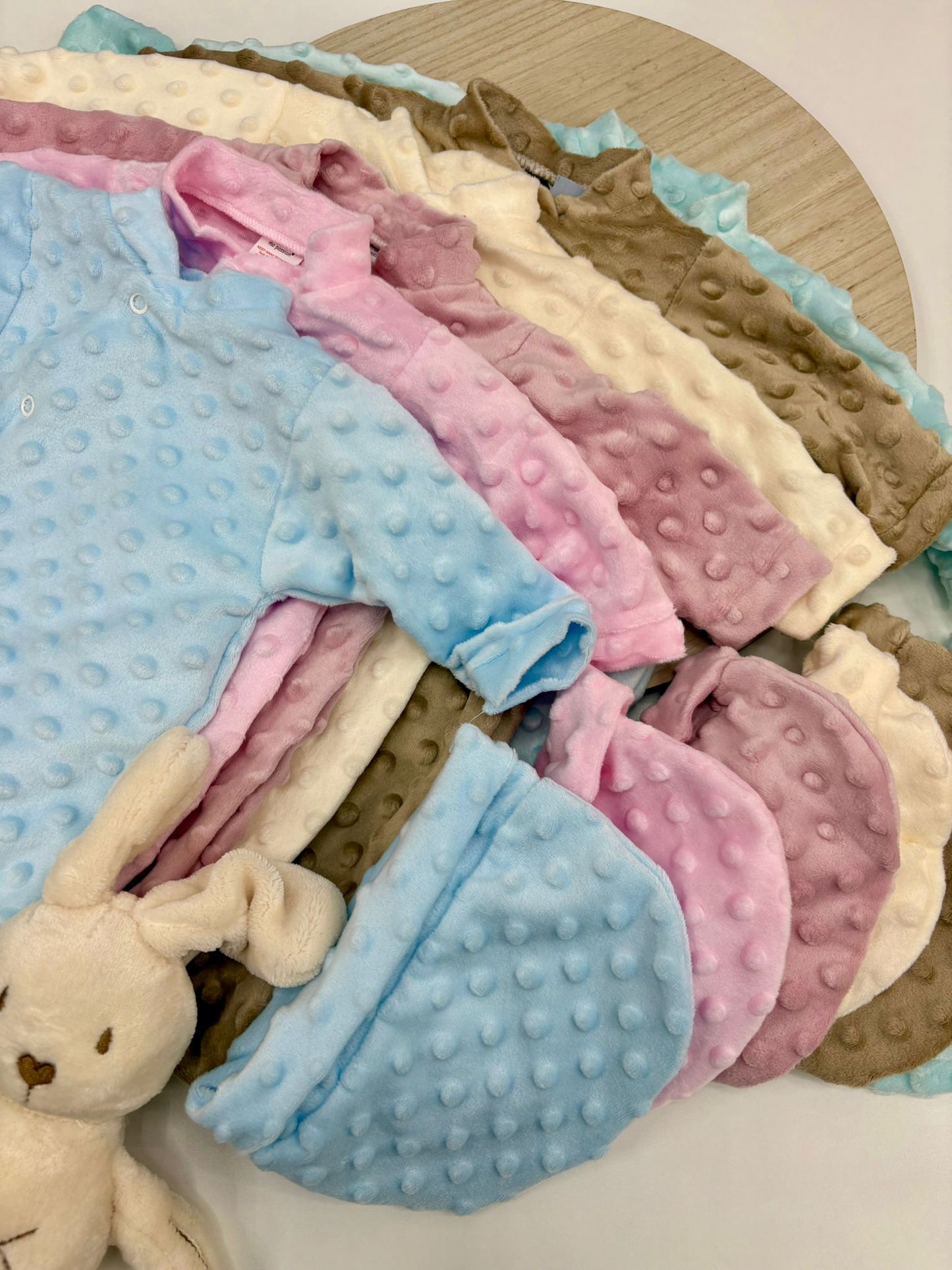 Pijama bebé minky con manoplas y gorro | Talla única 0-3 meses | Varios colores