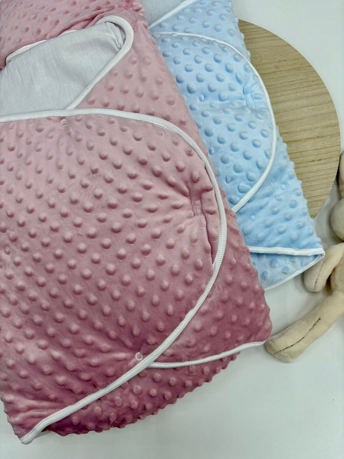 Saco para carro o silla de paseo minky topitos con capucha osito | Rosa empolvado o celeste