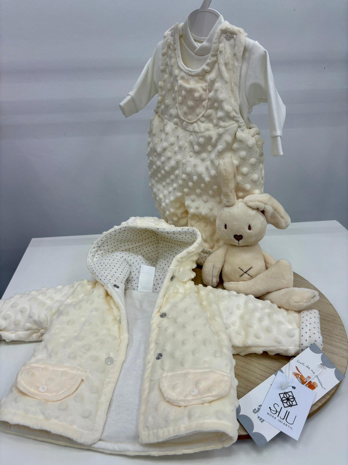 Conjunto bebé 3 piezas minky con chaqueta, peto y camiseta blanca | Colores celeste, rosa y crudo | Tallas 3, 6 y 12 meses