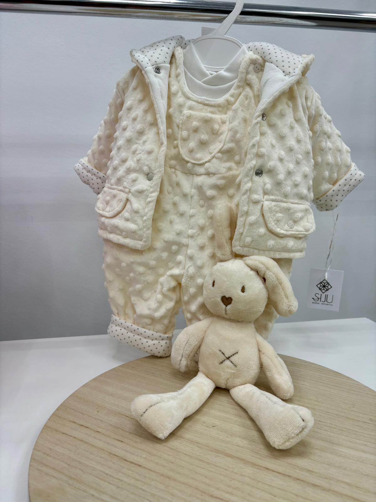 Conjunto bebé 3 piezas minky con chaqueta, peto y camiseta blanca | Colores celeste, rosa y crudo | Tallas 3, 6 y 12 meses