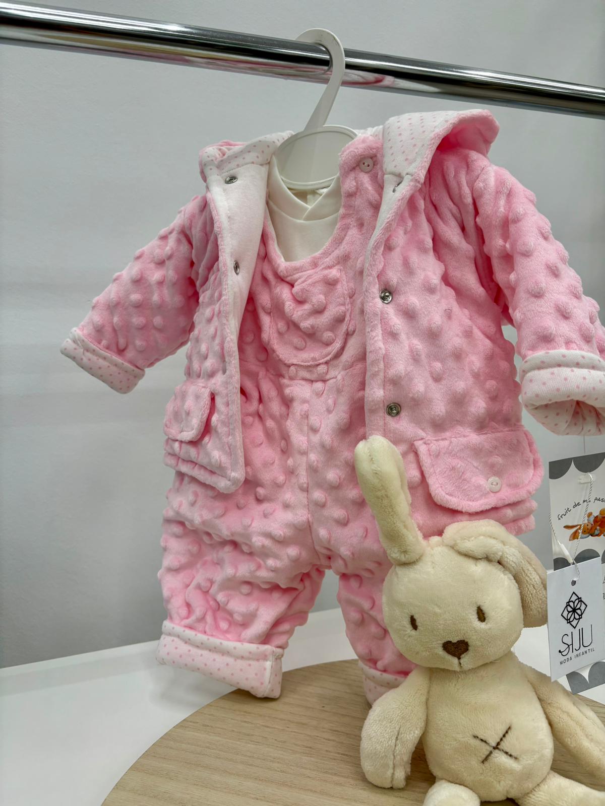 Conjunto bebé 3 piezas minky con chaqueta, peto y camiseta blanca | Colores celeste, rosa y crudo | Tallas 3, 6 y 12 meses
