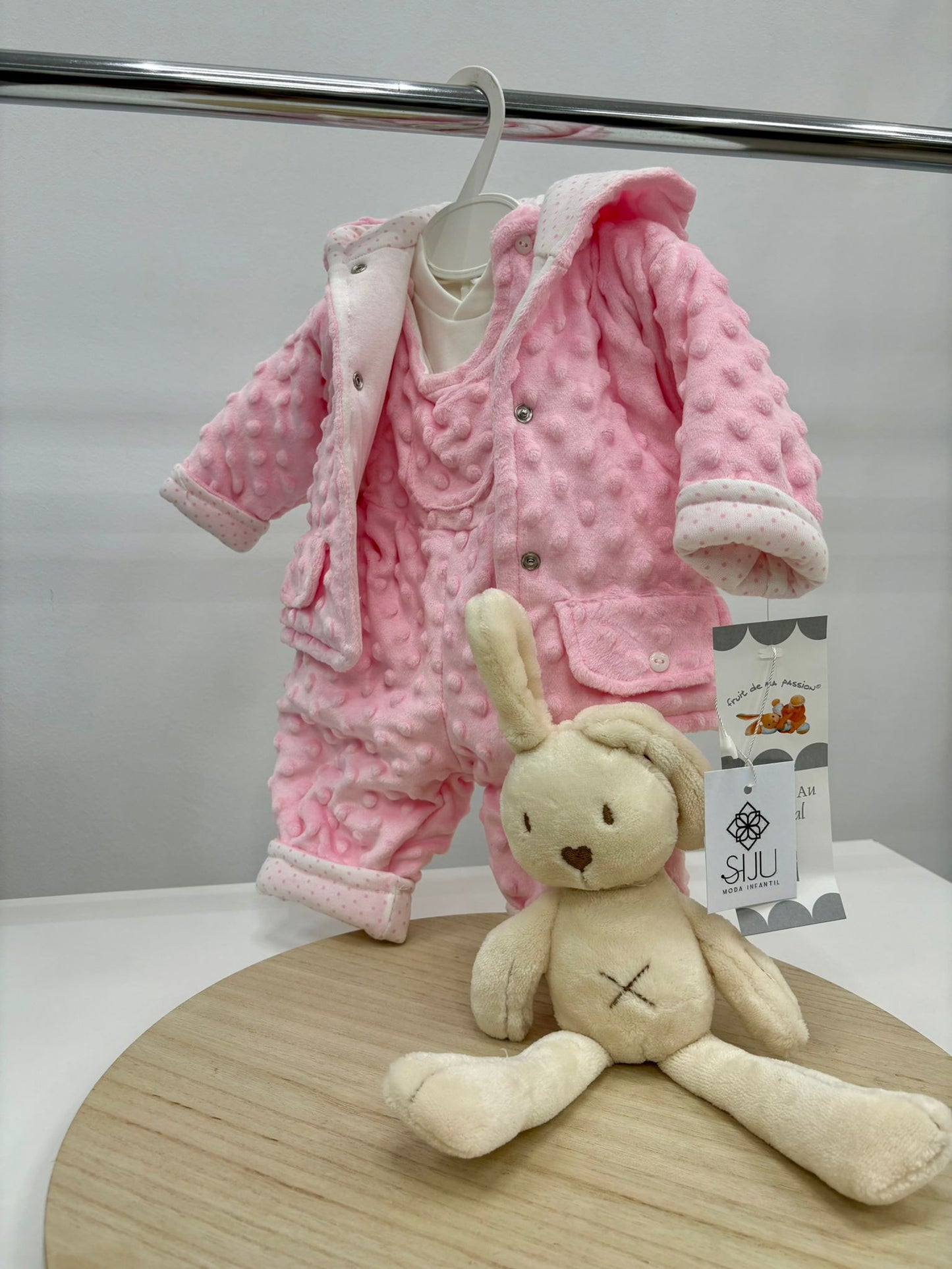 Conjunto bebé 3 piezas minky con chaqueta, peto y camiseta blanca | Colores celeste, rosa y crudo | Tallas 3, 6 y 12 meses