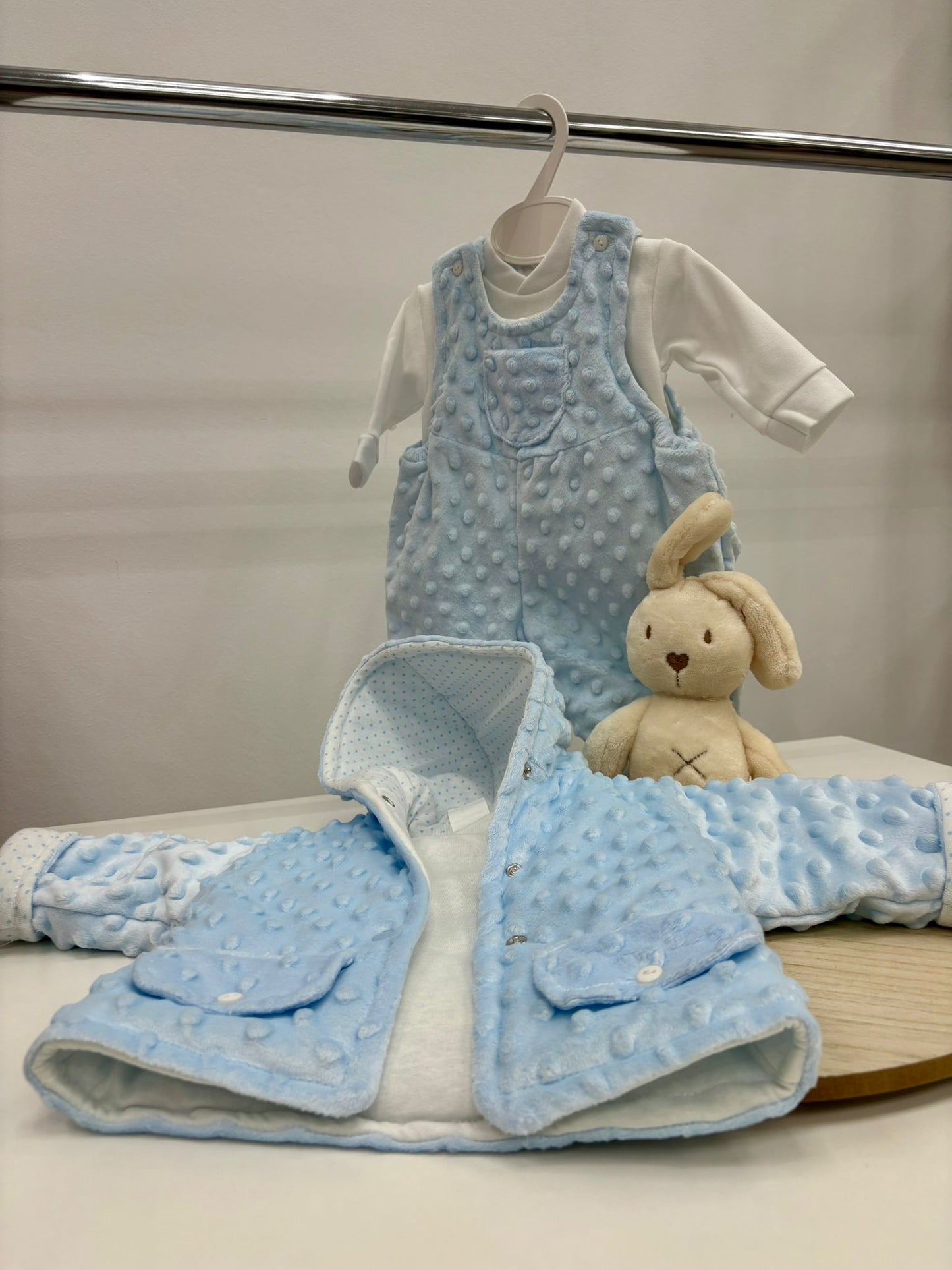 Conjunto bebé 3 piezas minky con chaqueta, peto y camiseta blanca | Colores celeste, rosa y crudo | Tallas 3, 6 y 12 meses