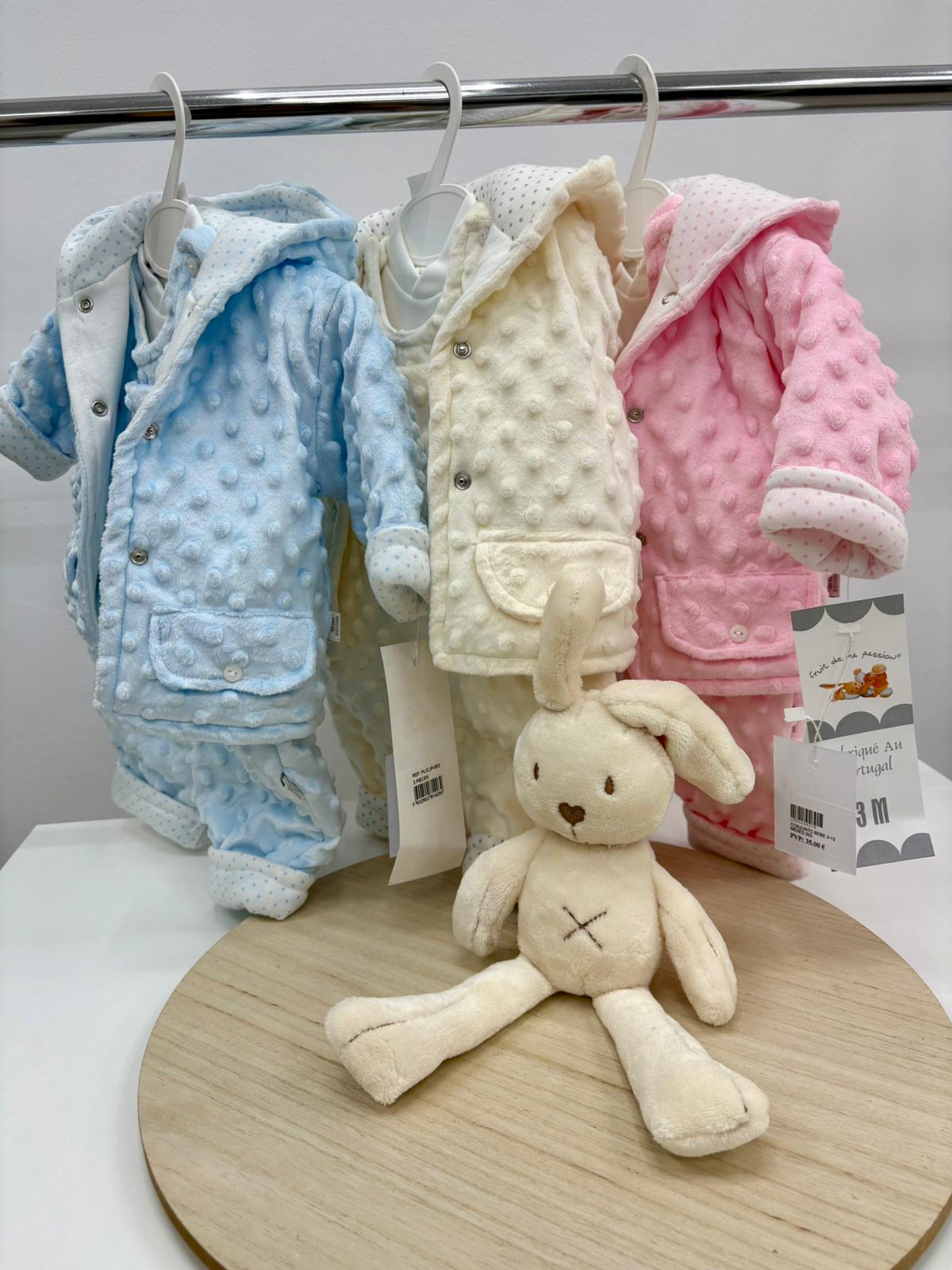 Conjunto bebé 3 piezas minky con chaqueta, peto y camiseta blanca | Colores celeste, rosa y crudo | Tallas 3, 6 y 12 meses