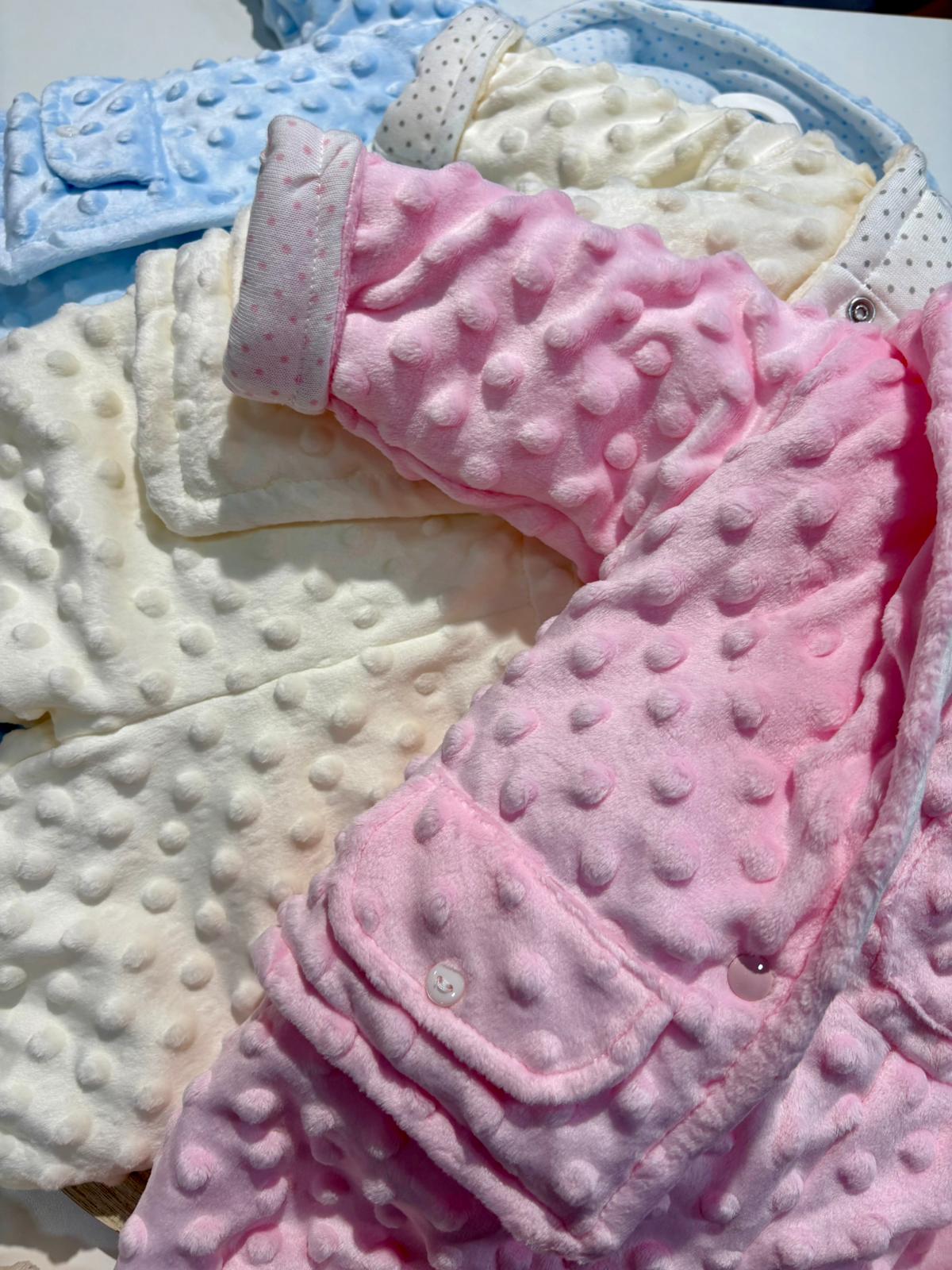 Conjunto bebé 3 piezas minky con chaqueta, peto y camiseta blanca | Colores celeste, rosa y crudo | Tallas 3, 6 y 12 meses