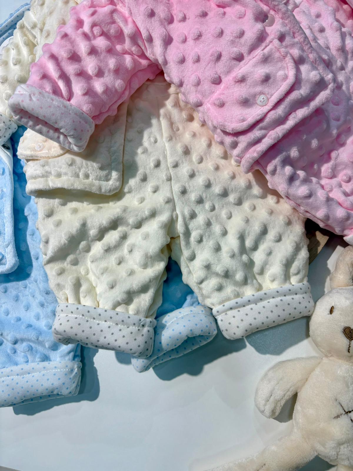 Conjunto bebé 3 piezas minky con chaqueta, peto y camiseta blanca | Colores celeste, rosa y crudo | Tallas 3, 6 y 12 meses