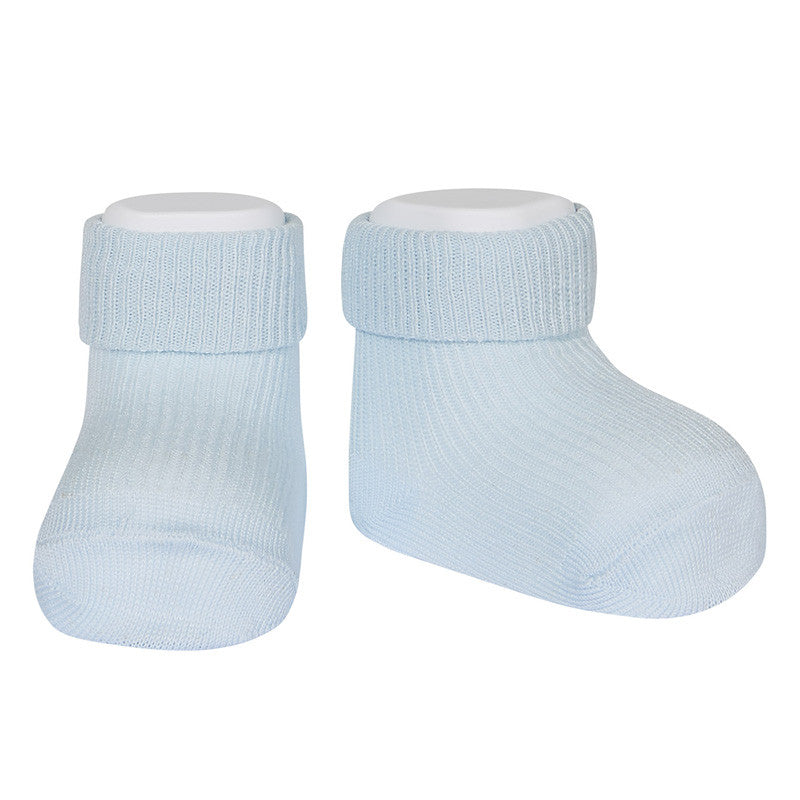 Calcetines de algodón en canalé con el puño vuelto azul bebe, para bebé. Disponibles en tallas de 0-3 meses a 6-12 meses. Cóndor 